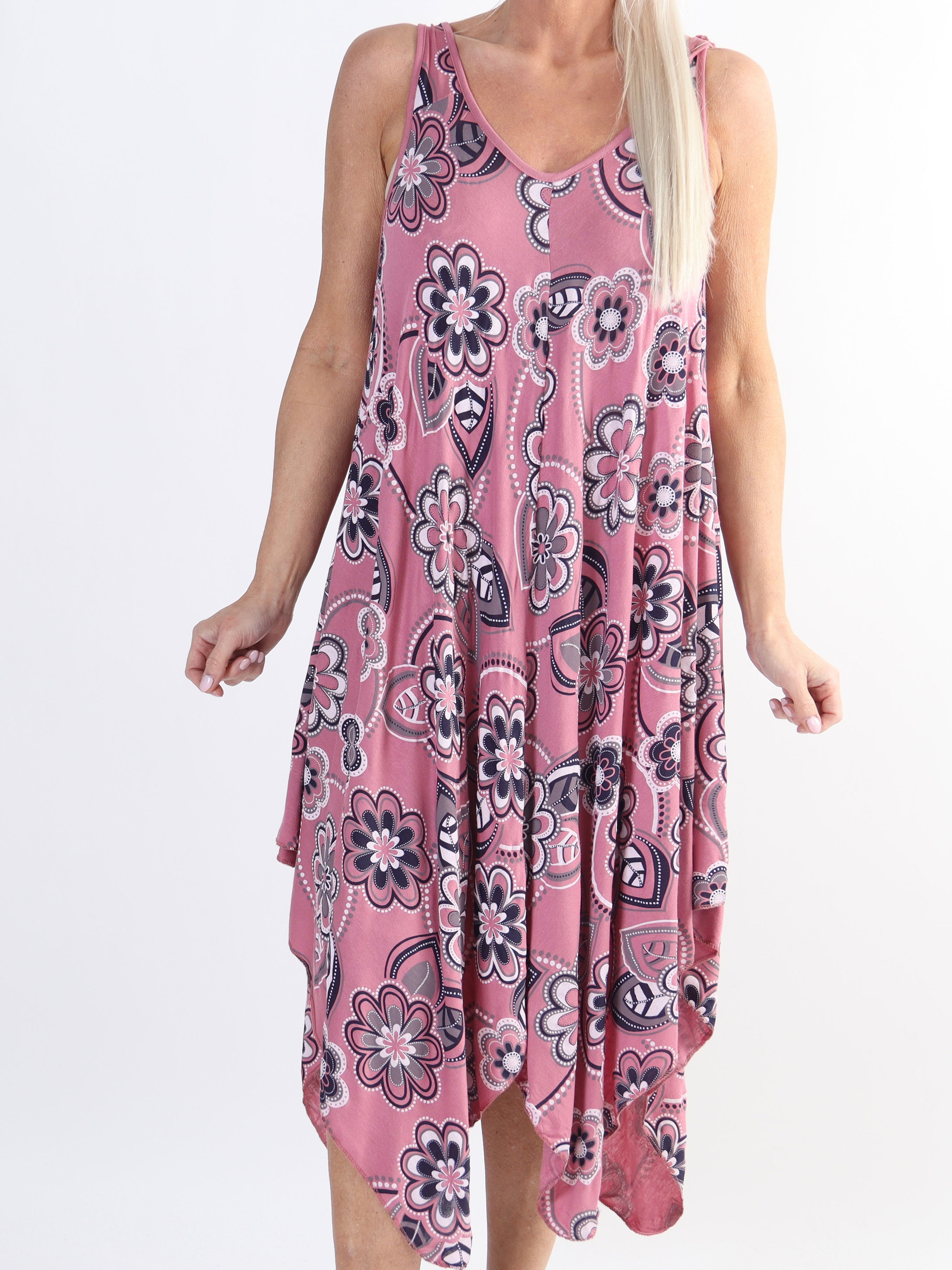 Veronica Flower - Blommig klänning med breda axelband i plusstorlek